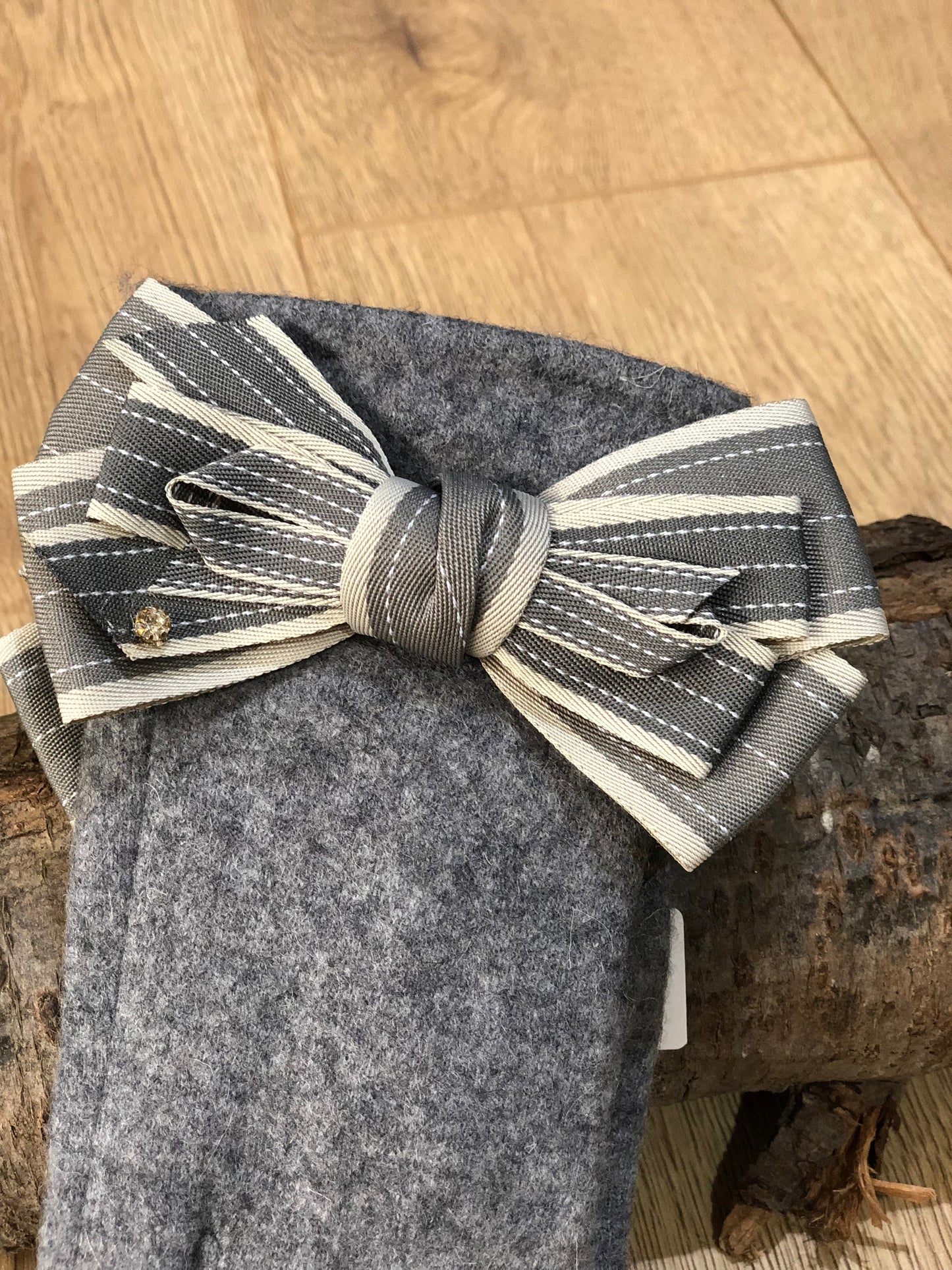 Grey Gloves With Bow & Ring